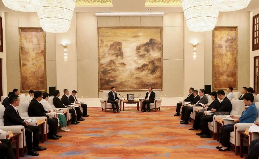 苏州市委书记范波	、市长王维会见刘强东